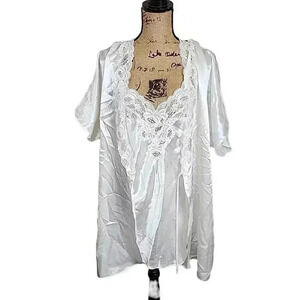 Beautiful lace and pearl Vintage Satin Robe & Chemise Set. Size Medium/small